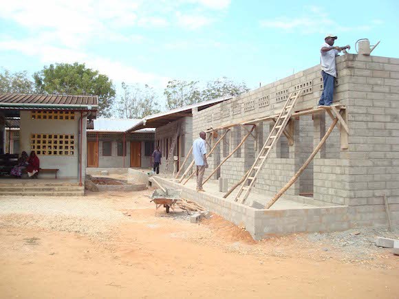 Einheimische Arbeiter beim Erweiterungsbau der Klinik - Tansania Foto: Alois Schreiner