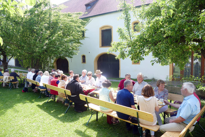 Im Pfarrgarten nach der KAB Maiandacht | Foto: Gonschorek