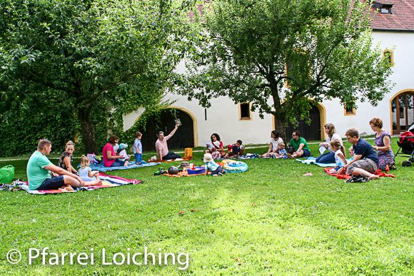 Die Familien versammelten sich im schönen Pfarrgarten zum Gottesdienst.