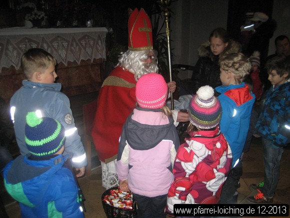 Nikolaus besucht die Kinder in der Kirche