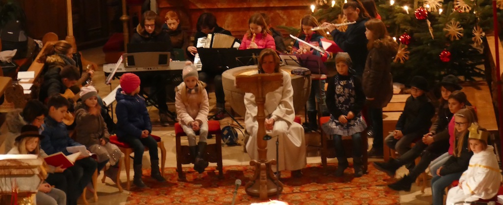 Mit Kinderchristandacht Weihnachtsfeierlichkeiten begonnen