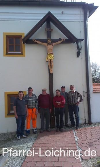 Die fleißigen Helfer beim Aufstellen des Friedhofskreuzes Foto: Andreas Eberl