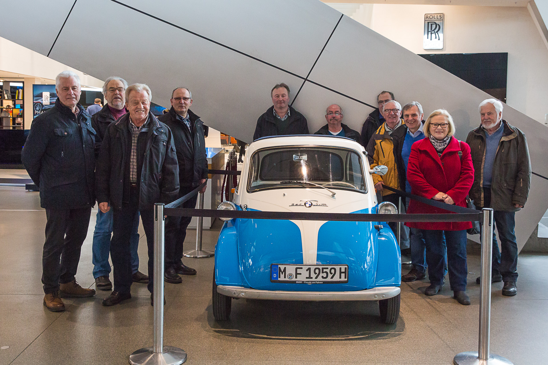 11 Mann und eine Frau besuchen BMW Isetta