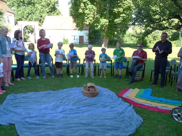 Kirche für Kinder: Gottesdienst im Freien