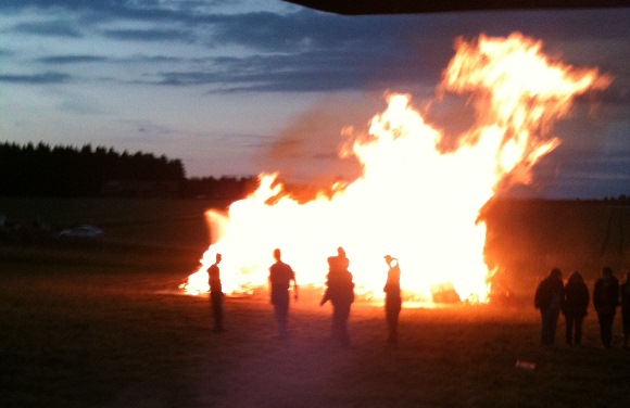 Sonnwendfeuer in Oberwolkersdorf