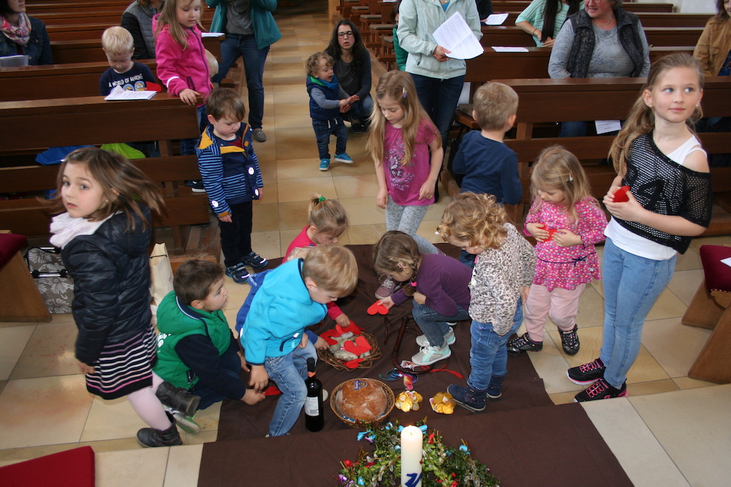 Kinder gingen mit Jesus den Kreuzweg