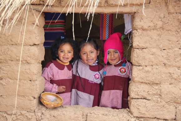 Draussen auf dem Spielplatz des Kindergartens befindet sich ein traditionelles Minispielhaus. Hier zeigen mir Jhaynel und ihre Freunde, wie sie auf dem Dorf leben und wie auf einem Holzofen gekocht wird. Foto: www.sternsinger.de